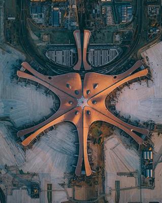Pekín inaugura el aeropuerto más grande del mundo, diseñado por Zaha Hadid